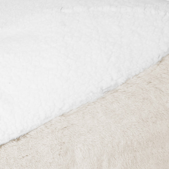 Sloucher Hundeseng Medium - Imiteret Kaninpels Hvid 03