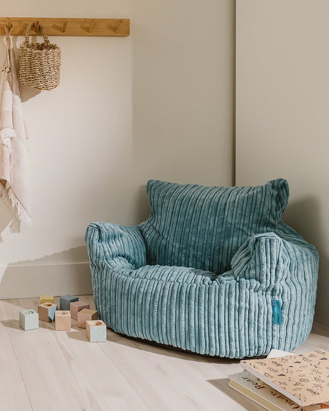 Lounge Pug®, børnes hvilestol er smart som et moderne alternativ til oppustelige børnemøbler.