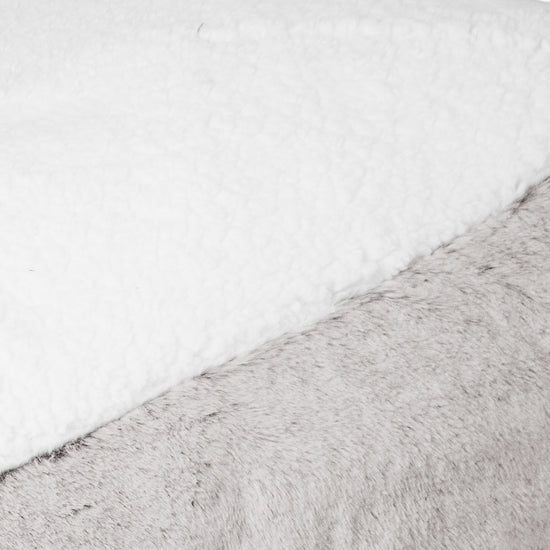 Sloucher Hundeseng Medium - Imiteret Kaninpels Lysegrå 03