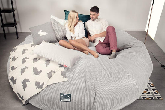 LOUNGE PUG, CloudSac 5000 XXXXXL, Titanic Sækkestol Sofa med Memory Skum, Pom Pom Cremefarvet