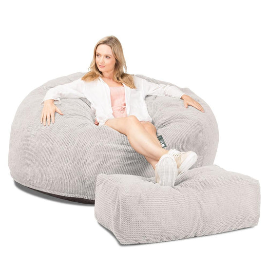 LOUNGE PUG, CloudSac 1010 XXL, Kæmpe Sækkestol Sofa XXL med Memory Skum (NYT DESIGN), Pom Pom Cremefarvet