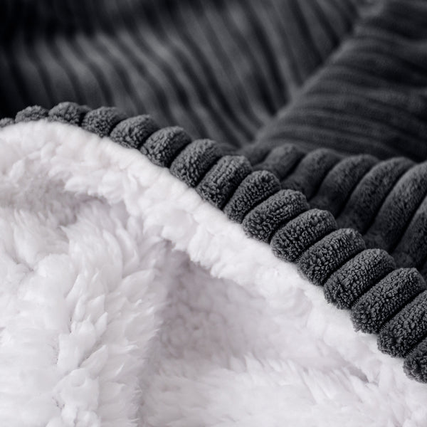 Sherpa Tæppe - Klassisk Jernbanefløjl Sort Fabric Close-up Image