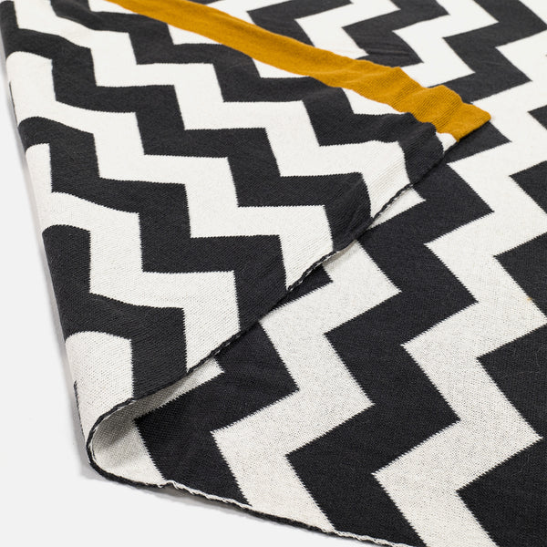 Plaid / Tæppe - Strikket Aztec Fabric Close-up Image