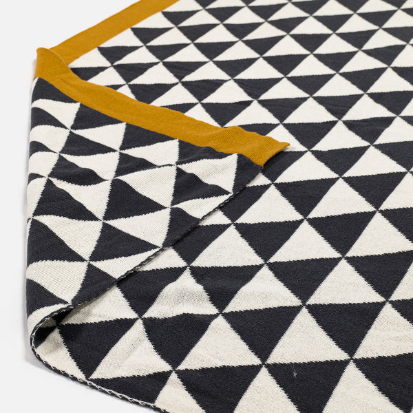 Plaid / Tæppe - Strikket Geo Fabric Close-up Image