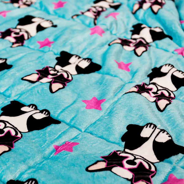 Vægtet Tæppe til Børn - Flannel fleece Mops Fabric Close-up Image